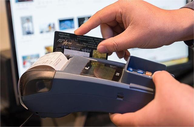 信用卡更低还款和分期哪个划算？